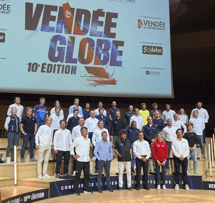 38 des 40 participants au Vendée Globe 2024, réunis à Paris le 19 septembre 2024. (Franceinfo: sport / Simon Bardet)