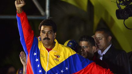 Nicolas Maduro, pr&eacute;sident &eacute;lu du Venezuela, c&eacute;l&egrave;bre sa victoire devant ses partisans, mass&eacute;s devant le palais pr&eacute;sidentiel de Caracas (Venezuela), lundi 15 avril 2013. (LUIS ACOSTA / AFP)