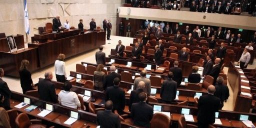 Les députés israéliens saluant le président Shimon Peres à la Knesset (5 février 2013). (AFP - POOL - URIEL SINAL)