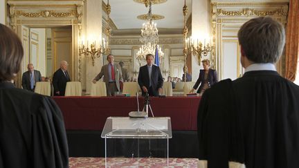 Le pr&eacute;sident du Conseil constitutionnel, Jean-Louis Debr&eacute; (au centre de la table), s'appr&ecirc;te &agrave; ouvrir une audience publique, le 20 juillet 2010 &agrave; Paris. (FRANCOIS GUILLOT / AFP)