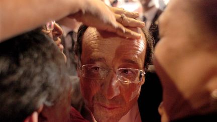 Fran&ccedil;ois Hollande, le candidat du Parti socialiste &agrave; l'&eacute;lection pr&eacute;sidentielle en visite &agrave; Bondy (Sein-Saint-Denis), le 26 mars 2012. (OLIVIER CORSAN / LE PARISIEN / MAXPPP)