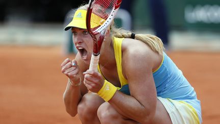 L'Allemande Angelique Kerber r&eacute;agit apr&egrave;s avoir gagn&eacute; un point face &agrave; la Russe&nbsp;Svetlana Kuznetsova au tournoi de tennis de Roland-Garros &agrave; Paris, le 2 juin 2013. (PATRICK KOVARIK / AFP)