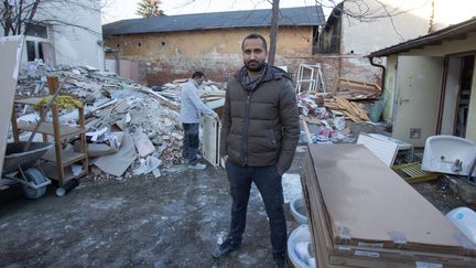 Sukhdeep Singh, qui a quitté son Inde natale à 17 ans, en 2003, se tient devant le foyer qui l'a accueilli&nbsp;à son arrivée en Autriche, près de Vienne, le 22 janvier 2021.&nbsp; (ALEX HALADA / AFP)