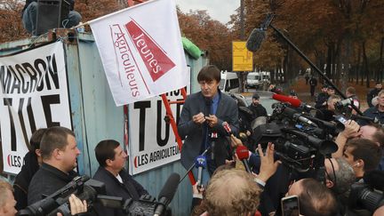 Le ministre de la Transition écologique, Nicolas Hulot, sur les&nbsp;Champs-Elysées,&nbsp;à la rencontre d'agriculteurs&nbsp;mécontents de l'interdiction programmée du glyphosate. (JACQUES DEMARTHON / AFP)