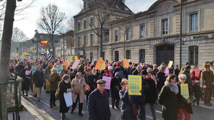 Plusieurs milliers de personnes ont exprimé leur opposition à l'avortement, dimanche 22 janvier 2017 à Paris. (MATHILDE DEHIMI / FRANCE INTER)