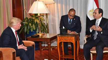 Le président égyptien Abdel Fattah al-Sissi lors de sa rencontre avec le candidat républicain Donald Trump à New York, en marge de l'Assemblée Générale de l'ONU, le 19 septembre 2016.  (Pool / Egyptian Presidency / ANADOLU AGENCY)