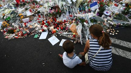 Des enfants devant l'hôtel Le Meridien, sur la promenade des Anglais, à Nice, deux jours après l'attentat 14-Juillet. (ANNE-CHRISTINE POUJOULAT / AFP)