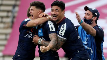 L'ouvreur international de l'UBB, Matthieu Jalibert, tout heureux après avoir donné la qualification à l'UBB pour les demi-finales de Champions cup, le 11 avril 2021, au stade Chaban-Delmas de Bordeaux. (ROMAIN PERROCHEAU / AFP)