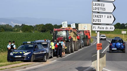 Les agriculteurs en colère bloquent 13 dépôts de carburant