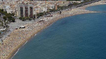 Les plages de&nbsp;Barceloneta dans la banlieue de Barcelone, le 17 ao&ucirc;t 2015. (ALBERT GEA / REUTERS)