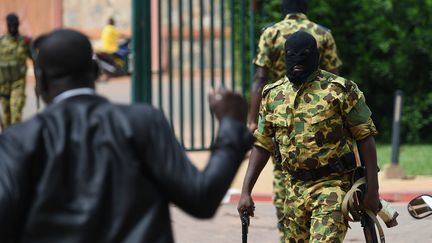 Un soldat pro-putchistes arm&eacute; devant l'h&ocirc;tel Laico &agrave; Ouagadougou, le 20 septembre 2015.&nbsp; (SIA KAMBOU / AFP)