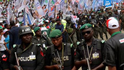 Port Harcourt, le 28 janvier 2015. Campagne électorale de Goodluck Jonathan, candidat du PDP People' s Democratic Party, sous haute protection policière. (AFP PHOTO / PIUS UTOMI EKPEI)