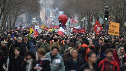 Le cortège contre la réforme des retraites à Paris, le 15 mars 2023. (FIRAS ABDULLAH / ANADOLU AGENCY / AFP)