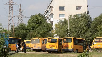 Des bus garés après l'évacuation de la petite ville d'Oktyabr'skoye en Crimée annexée, le 22 juillet 2023. (AFP)