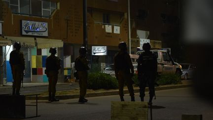 Les forces de l'ordre&nbsp;patrouillent dans les rues de Ouagadougou (Burkina Faso),&nbsp;le 13 août 2017 après l'attaque d'un restaurant.&nbsp; (AHMED OUOBA / AFP)