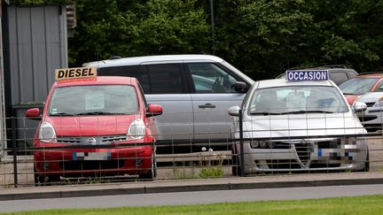 Des véhicules d'occasion,&nbsp;à Thionville (Moselle), le 9 mai 2016. (MAXPPP)