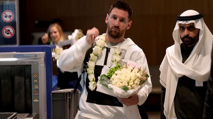 Lionel Messi à l'aéroport de Riyad pour disputer un match amical avec le Paris Saint-Germain, le 19 janvier 2023. (FAYEZ NURELDINE / AFP)