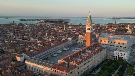 Pour endiguer le surtourisme, la ville de Venise instaure une taxe, les jours de grande affluence, pour les touristes journaliers. Une mesure qui divise.