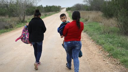 Migrants d'Amérique centrale au Texas, après avoir franchi de manière illégale la frontière avec le Mexique, en février 2018. (JOHN MOORE / GETTY IMAGES)