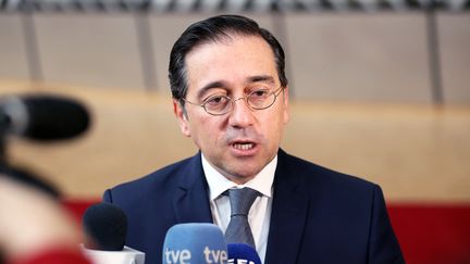 Le ministre espagnol des Affaires étrangères, José Manuel Albares, s'adresse à la presse avant un sommet du Conseil européen à Bruxelles (Belgique), le 20 février 2023. (DURSUN AYDEMIR / ANADOLU AGENCY / AFP)