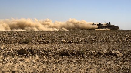 Un v&eacute;hicule militaire de l'arm&eacute;e isra&eacute;lienne dans le sud du pays, le 26 juillet 2014. (SIEGFRIED MODOLA / REUTERS)