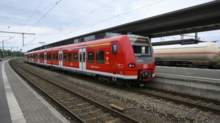 Un train régional est stationné à la gare de Wittenberge, à Brandebourg (Allemagne), le 26 juillet 2024. (JENS KALAENE / DPA / AFP)