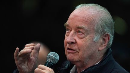 Michel Ciment pose une question pendant une conférence de presse lors du Festival de Cannes, en mai 2019. (LAURENT EMMANUEL / AFP)