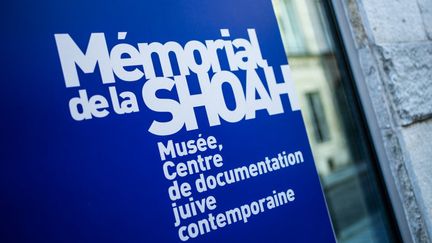 Photographie, prise le 2 août 2021, du détail du logo du Mémorial de la Shoah à Paris. (XOSE BOUZAS / HANS LUCAS)