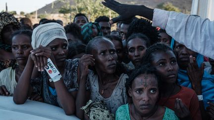 Des réfugiés éthiopiens attendent une distribution de nourriture dans le camp d'Oum Raquba au Soudan, le 1er décembre 2020. (YASUYOSHI CHIBA / AFP)