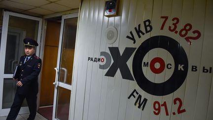 Un policier russe dans les bureaux de la radio l'Echo de Moscou, le 23 octobre 2017, à Moscou.&nbsp; (VASILY MAXIMOV / AFP)