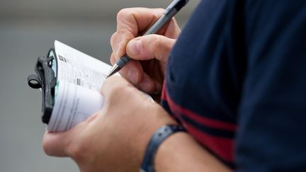 Amende inflig&eacute;e &agrave; un conducteur. (PASCAL BONNIERE / MAXPPP)