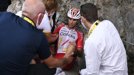 Anthony Perez secouru après sa chute lors de la 3e étape du Tour de France 2020 qui l'a contraint à l'abandon (ANNE-CHRISTINE POUJOULAT / AFP)