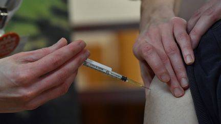 Daniel, 80 ans, se fait vacciner contre le Covid-19 à Dijon dans l'EHPAD de Champmailot. (PHILIPPE DESMAZES / POOL)