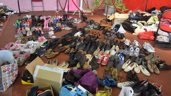 Les sinistrés peuvent venir récupérer des&nbsp;chaussures et d'autres dons&nbsp;dans une salle municipale&nbsp;de Bagneaux-sur-Loing (Seine-et-Marne). (MARIE-VIOLETTE BERNARD / FRANCETV INFO)