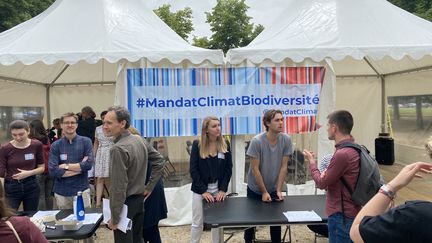 Le barnum monté pour l'opération #MandatClimatBiodiversité, le 20 juin 2022 à Paris. (THOMAS BAIETTO / FRANCEINFO)