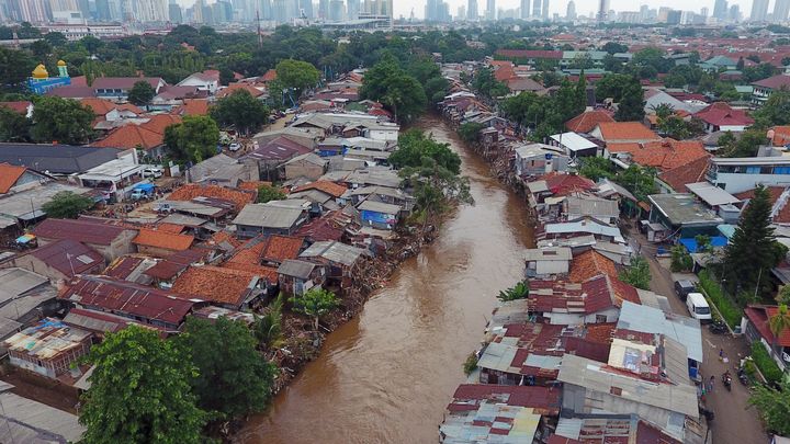 Des quartiers de Jakarta, la capitale indonésienne, sont inondés, le 4 janvier 2020. (DIMAS ARDIAN / BLOOMBERG CREATIVE PHOTOS / GETTY IMAGES)