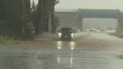 S’ils sont plus souvent filmés puis diffusés sur les réseaux sociaux, les orages ne sont pas plus nombreux selon les spécialistes. (FRANCE 2)