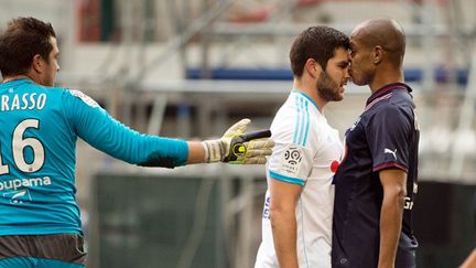 Gignac (Marseille) et Henrique (Bordeaux) se prennent la tête... (BERTRAND LANGLOIS / AFP)