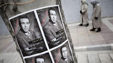 Des femmes iraniennes passent devant une affiche &eacute;lectorale &agrave; T&eacute;h&eacute;ran (Iran), le 1er mars 2012. (MORTEZA NIKOUBAZL / REUTERS)