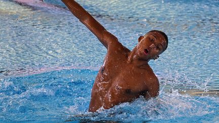 Le Français Quentin Rakotomalala participe à la finale de solo libre&nbsp;de natation artistique, le 14 août 2022, lors des Championnats d'Europe de natation à Rome. (ALBERTO PIZZOLI / AFP)