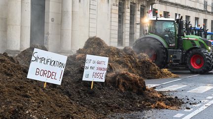 Plusieurs mobilisations d'agriculteurs ont eu lieu en France vendredi 18 octobre dont celle des "Jeunes Agriculteurs pour la Marne". Ils ont déversé du fumier à l’extérieur de l’immeuble préfectoral de Châlons-en-Champagne (Marne) le 18 octobre 2024. (FRANCOIS NASCIMBENI / AFP)