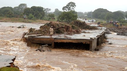 L'arrivée du cyclone a été précédée de très fortes averses. Les vents extrêmement violents, avec des rafales soufflant à 195 km/h, couplés aux pluies torrentielles, ont provoqué inondations et glissements de terrains. Des villages ont été submergés par les eaux. Idai a fait plus de 300 morts dans ce pays. (PHILIMON BULAWAYO / REUTERS)