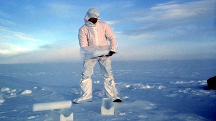 Un glaciologue manipule une carotte de glace en Antarctique. (AFP)