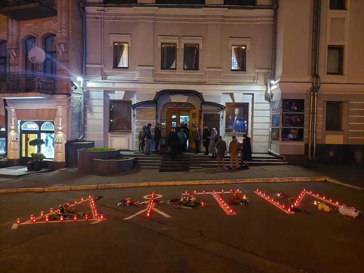 "Diti", enfants en ukrainien, inscrit devant le théâtre Franko de Kiev, le 16 mars 2024. (CAMILLE MAGNARD / RADIO FRANCE)