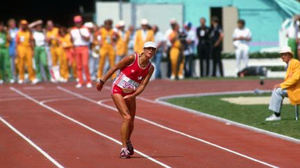 La marathonienne Gabriela Andersen-Schiess proche de la ligne d'arrivée du marathon pendant les Jeux olympiques de Los Angeles en 1984. (FOCUS ON SPORT / GETTY IMAGES)