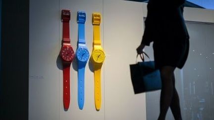 Montres Swatch aux couleurs acidulées exposées lors du Baselworld, salon mondial de l'horlogerie à Bâle, en Suisse. (AFP/FABRICE COFFRINI / AFP)