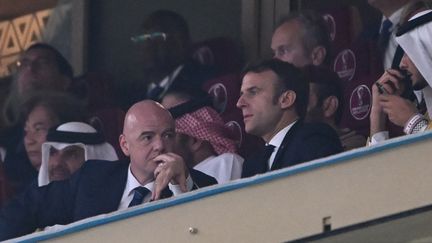 Gianni Infantino, le président de la Fifa, et le président de la République Emmanuel Macron lors de la finale de la Coupe du monde 2022 au Qatar, le 18 décembre 2022. (KIRILL KUDRYAVTSEV / AFP)