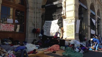 Des r&eacute;fugi&eacute;s&nbsp;soudanais et &eacute;rythr&eacute;ens install&eacute;s sur le parvis de la mairie du 18e arrondissement de Paris, vendredi 11 septembre 2015. (LOUIS BOY / FRANCETV INFO)