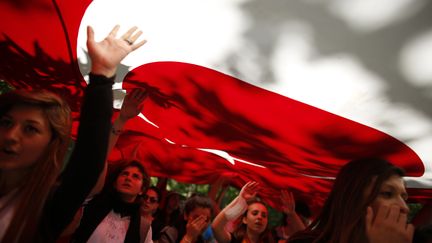 Les manifestants portent le drapeau turc et scandent&nbsp;des slogans anti-gouvernement au parc Gezi, pr&egrave;s de la place Taksim, &agrave; Istanbul (Turquie), le 3 juin 2013. (STOYAN NENOV / REUTERS)