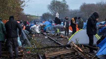 Démantelement du camp de Loon plage, près de Grande-Synthe (Nord), le 16 novembre 2021. (MICHAEL BUNEL / LE PICTORIUM / MAXPPP)